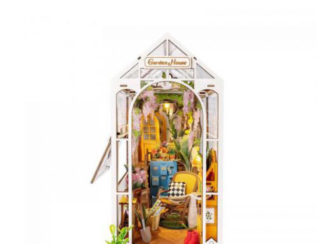 DIY BOOK NOOK: GARDEN HOUSE